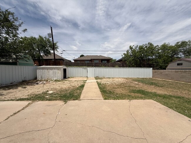 Building Photo - Large 4/2 with fenced in back yard