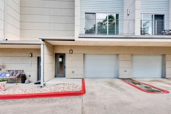 Building Photo - 604 N Bluff Dr