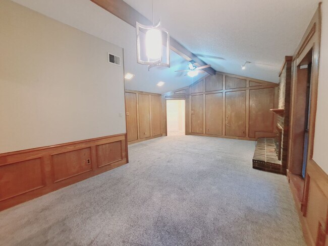 Building Photo - Cozy & Affordable 2 Bedroom in Carrollton!