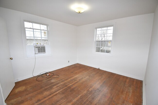 Building Photo - 3 Bedroom Home For Rent Near APSU!