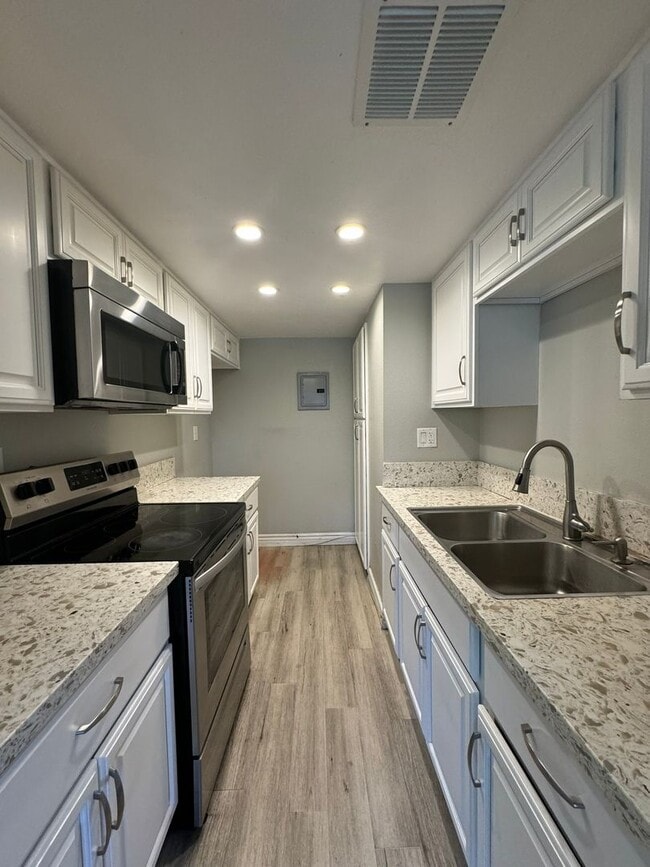 Building Photo - Modern 2 Bed 1 Bath Townhouse in San Juan ...