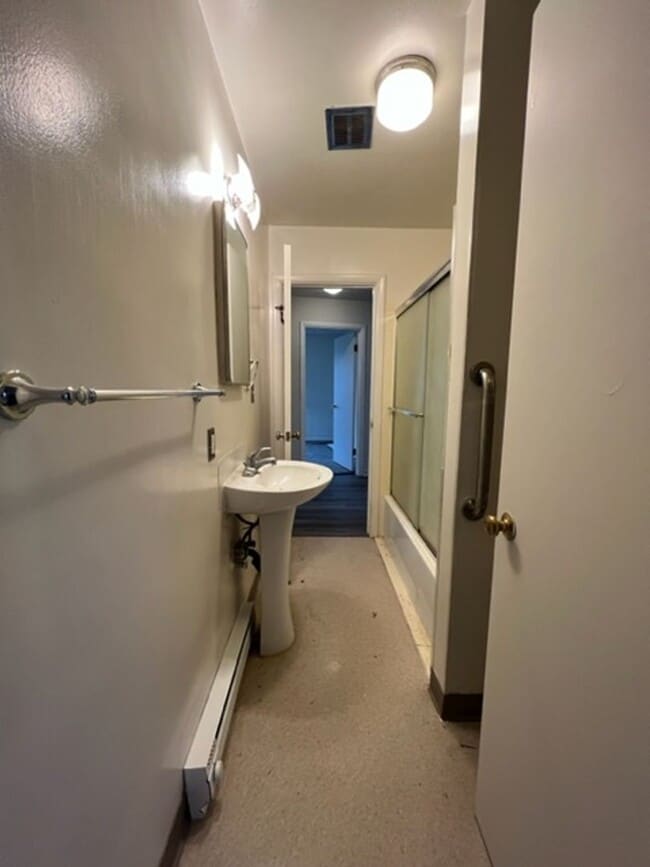 Building Photo - Charming three bedroom/one bath Medford Home | Available Now!