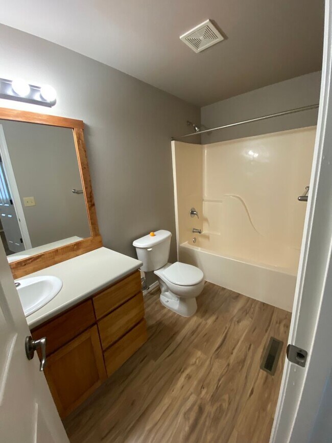 Building Photo - Single-Level Home in a Convenient NE Bend Location