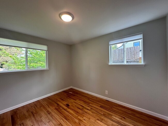 Building Photo - 3bd/1.5ba Shoreline Home