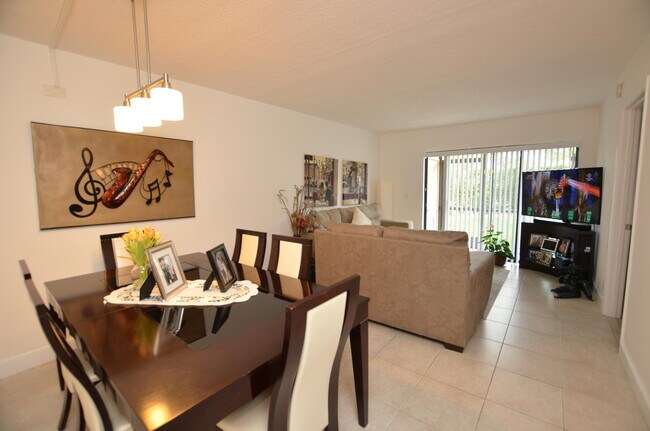 Building Photo - 6649 Somerset Dr