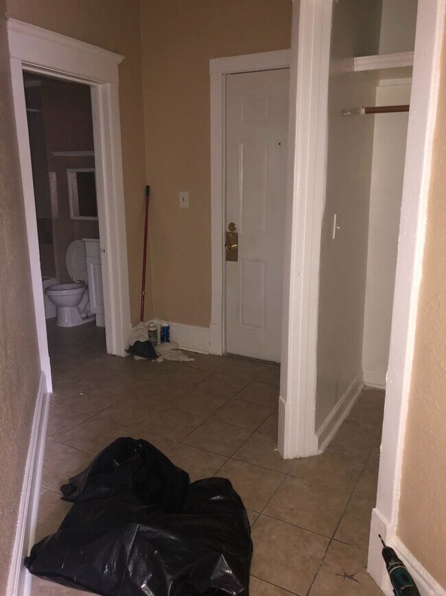 Building Photo - One bedroom apartment west side of Saint Paul