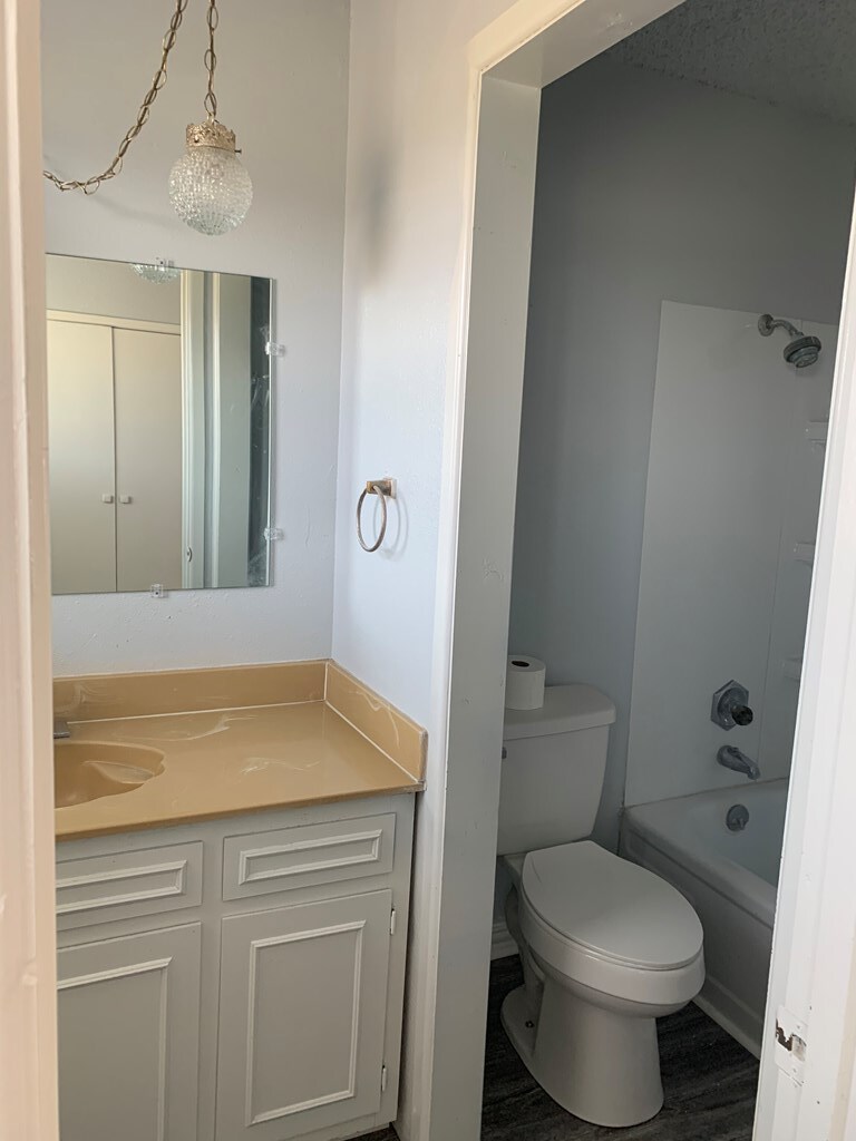 Building Photo - 984 E Schirra Dr