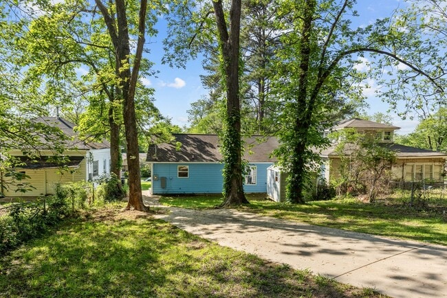 Building Photo - Beautifully Renovated 3 Bedroom 2 Bath Hom...