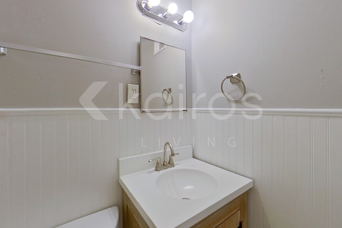 Building Photo - 425 St Edward Ln