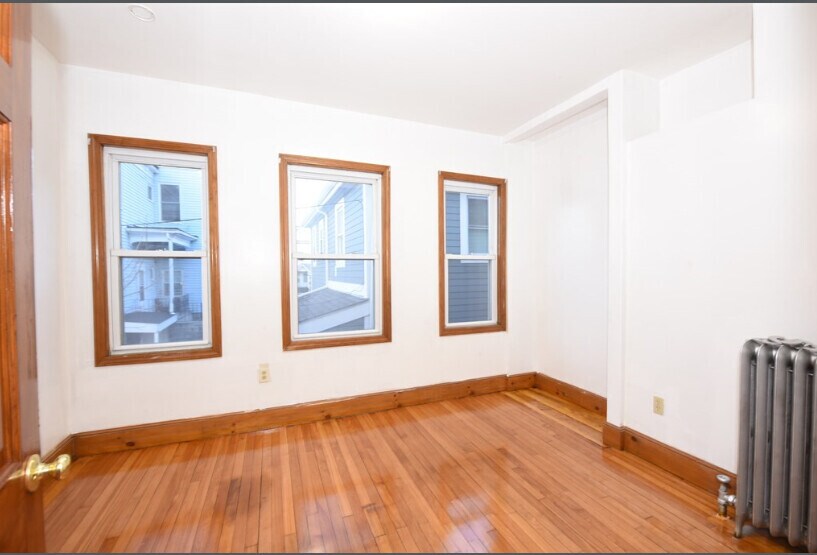 Building Photo - 7 Gayland St