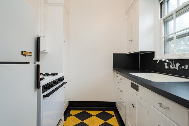 Building Photo - 5600 NE Sandycrest Terrace