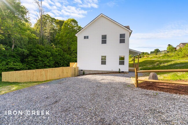 Building Photo - Modern 3-Bed/2.5-Bath Home with Fenced Yar...