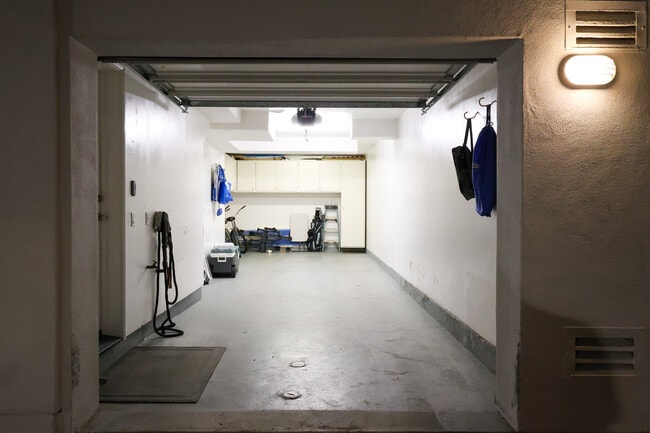 Building Photo - 2949 Ocean Front Walk