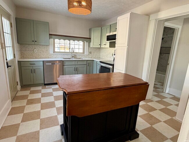 Building Photo - 921 S Washington St