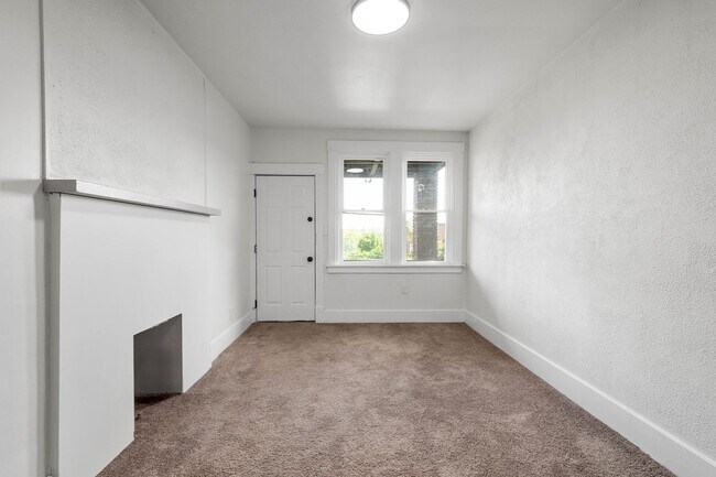 Building Photo - 170 Ormsby Ave