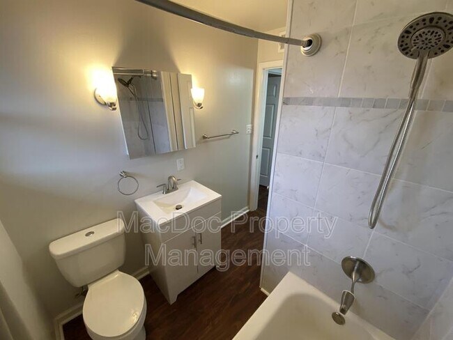 Building Photo - 1012 Julian Dr