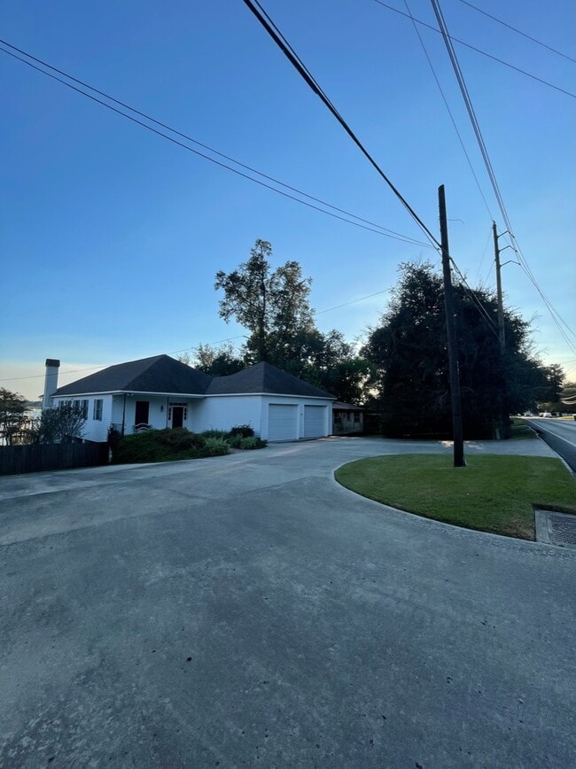 Building Photo - 1200 E Main St