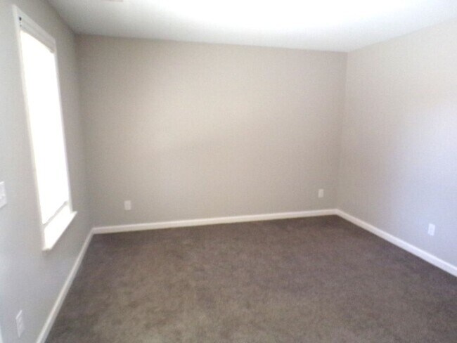 Building Photo - 4 Bedroom Townhome Located In Allenwood