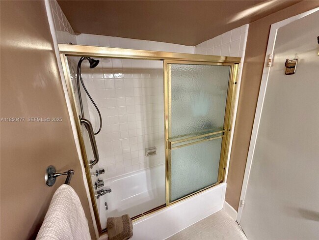 Building Photo - 900 Bay Dr