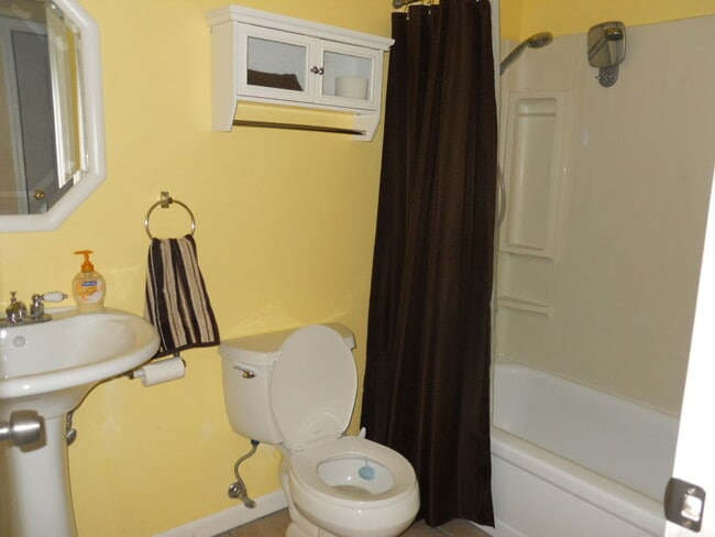 Building Photo - 1305 Westbrooke St