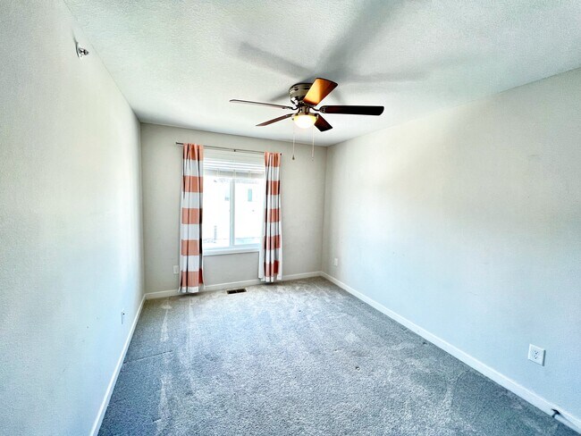 Building Photo - 327 NE Otter Dr