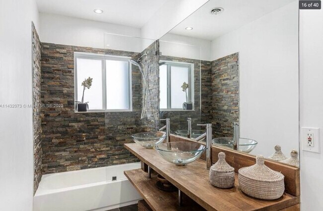 Building Photo - 7960 Hawthorne Ave