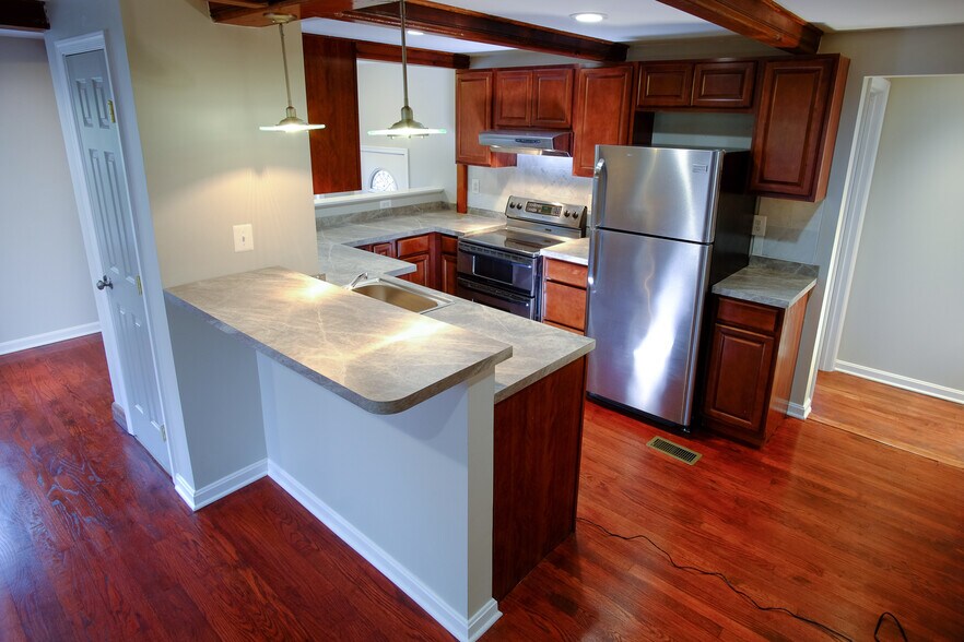 Building Photo - 493 Riverside Dr