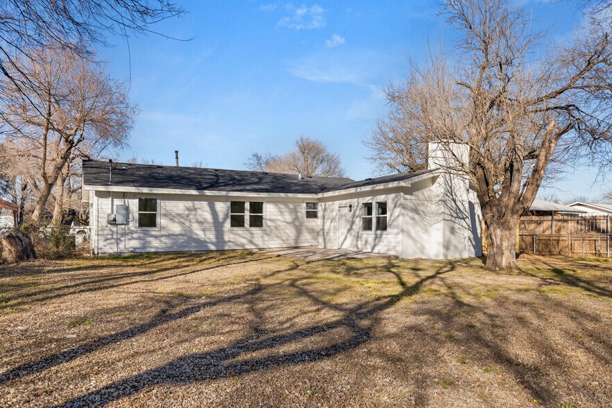 Building Photo - 122 Brewster St