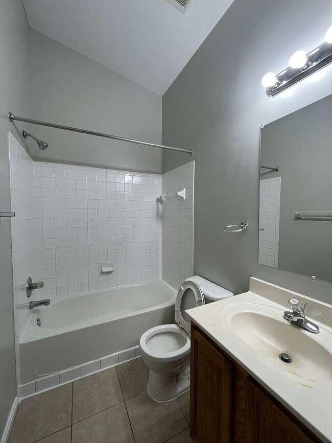 Building Photo - 3 bedroom townhome available near Largo To...