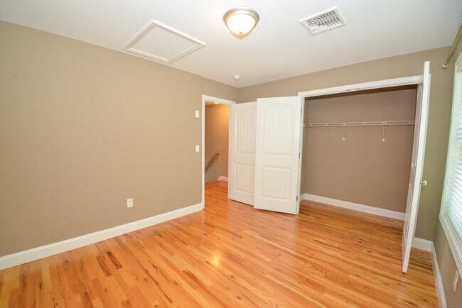 Building Photo - 341 Meadowside Rd
