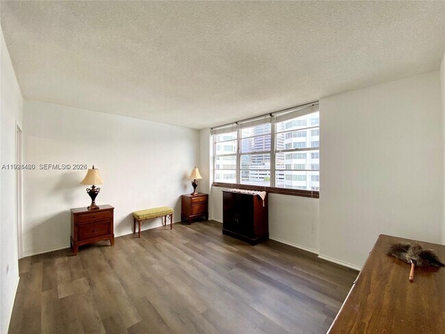 Building Photo - 905 Brickell Bay Dr