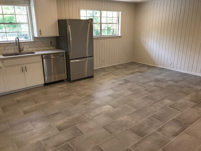 Building Photo - Beautiful home in quiet neighborhood