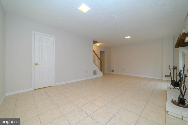 Building Photo - 8016 Merry Oaks Ln