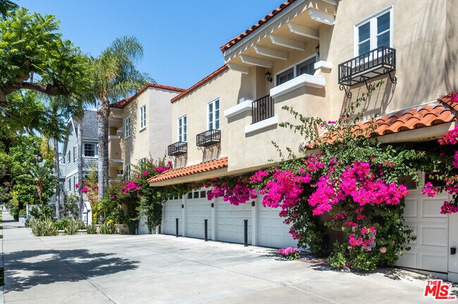 Building Photo - 910 N Alfred St