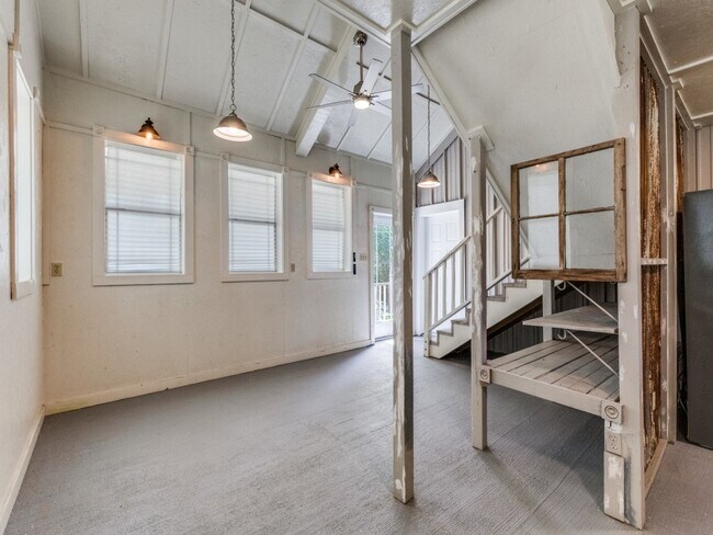 Building Photo - 1005 Center Cir