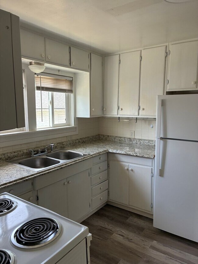 Building Photo - Country Charmer in Town Coquille