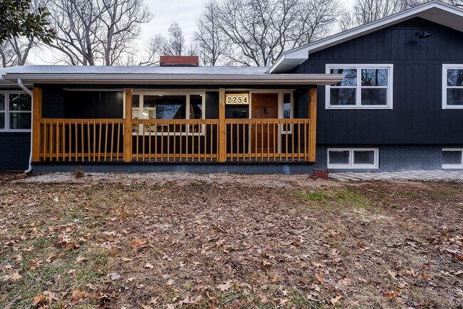 Building Photo - REMODELED 4 BEDROOM HOUSE