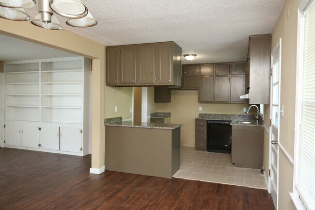 Building Photo - You’ll Love the Layout & Luxury Touches in...