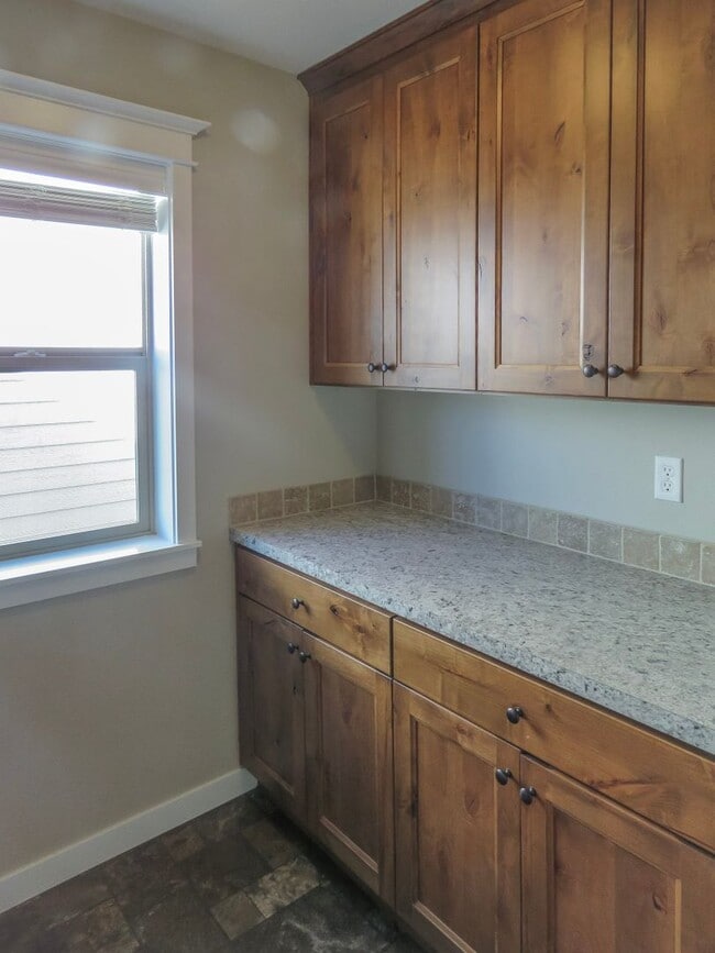 Building Photo - 5 Bedroom 3 Bathroom home available in New...