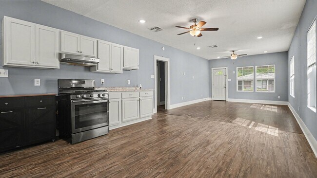 Building Photo - 12 E Homan Ave