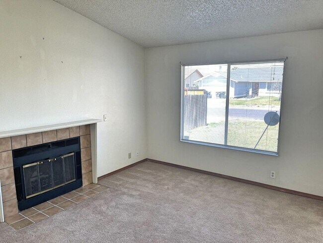 Building Photo - 3 Bedroom 2 Bath w/ Spa Room Suisun *Star ...