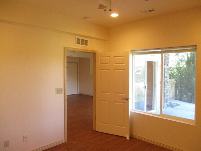 Building Photo - Walkout Basement Apartment - PRICED TO RENT - AVAIL 6/1/26