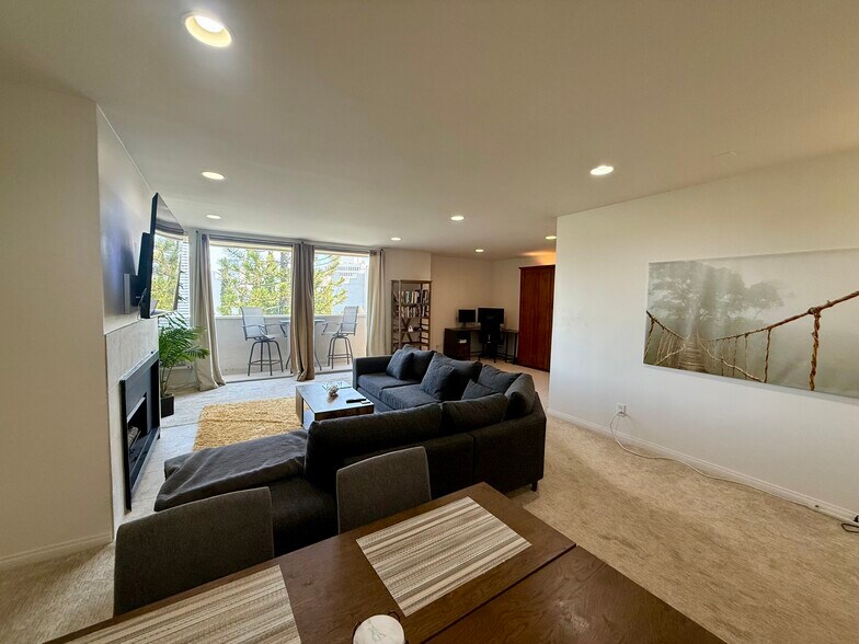 Large Living room and den with open kitchen - 11645 Montana Ave
