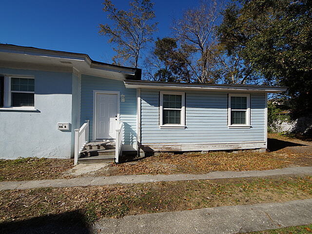 Building Photo - Charming 2-Bedroom Retreat in Vibrant Charleston  Perfect for Cozy Living!