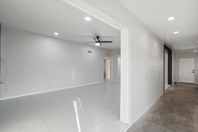 Building Photo - 1612 E Gaylon Dr