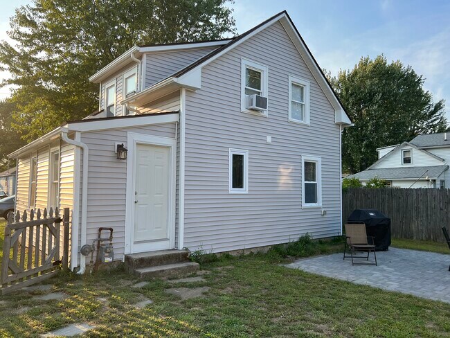 Building Photo - 410 Pequot Ave