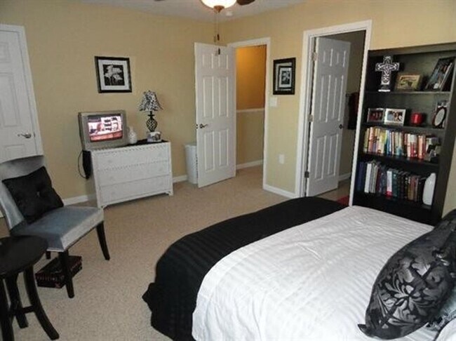 Building Photo - **REDUCED ** BEAUTIFUL TOWNHOME