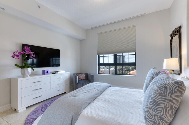 Building Photo - 801 S Olive Ave