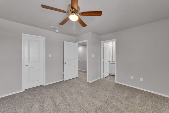 Building Photo - MOVE IN READY!!
