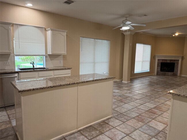 Building Photo - 2810 White Oak Ln